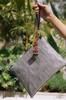Load image into Gallery viewer, Embroidered Heart Clutch